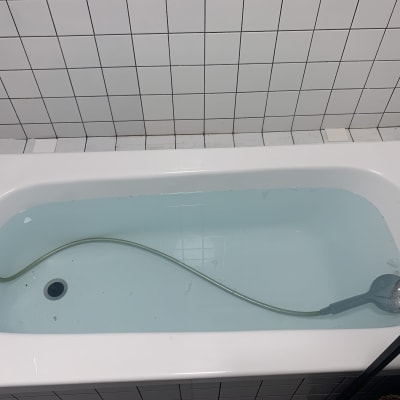 אמבטיה עם מים צינור ומקלחת יד