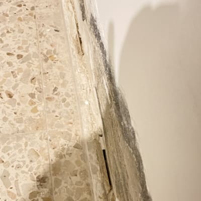 קיר עם צבע מקולף