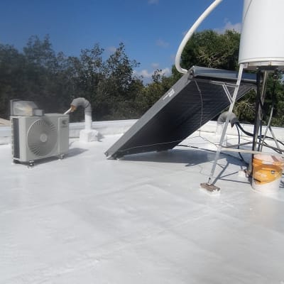 גג אטום עם דלי צבע ומערכת סולארית