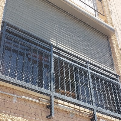 רשת מתכת על מרפסת למניעת כניסת יונים