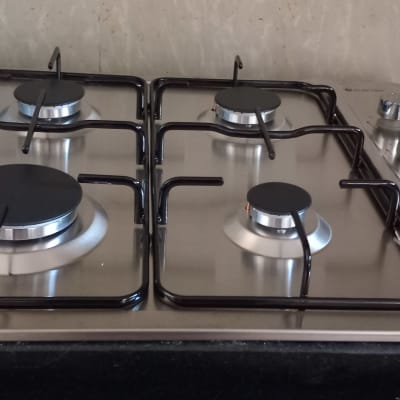 כיריים גז עם ארבעה מבערים וכפתורי שליטה