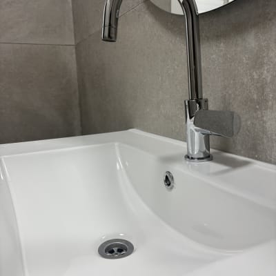 כיור נקי עם ברז כרום מבריק