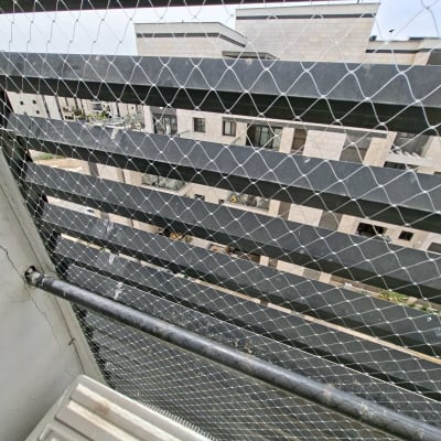 רשת למניעת כניסת יונים במרפסת