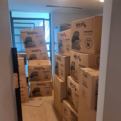 ארגזים מסודרים במסדרון עם תאורה עליונה