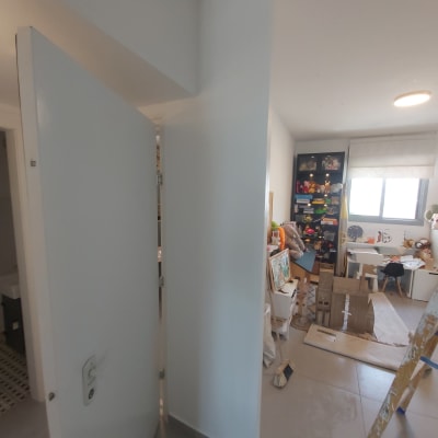 קיר גבס לבן עם דלת פתוחה בחדר
