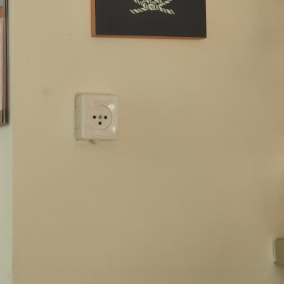 שקע חשמלי על קיר לבן