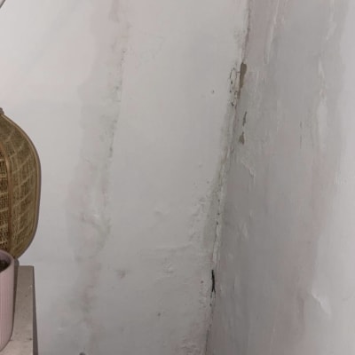 קיר עם סימני רטיבות ותיקונים
