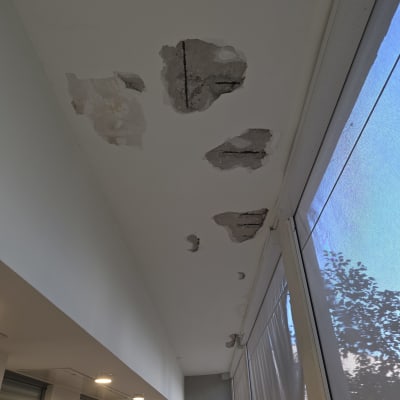 תקרה עם קילופי צבע ונזקי רטיבות