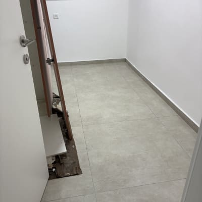 רצפה נקייה בחדר עם דלת פתוחה