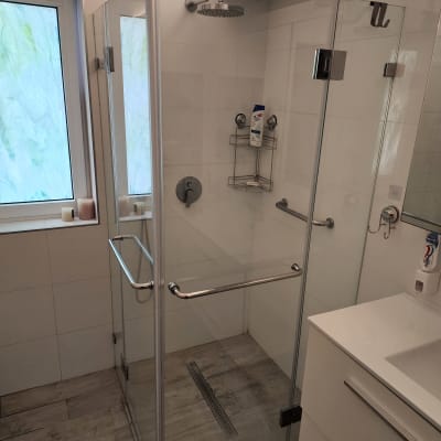 מקלחת זכוכית עם ראש מקלחת ומדף סבונים