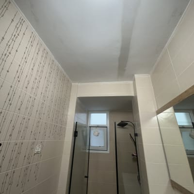 תמונה של מקלחת עם אריחים ותקרה מתוקנת