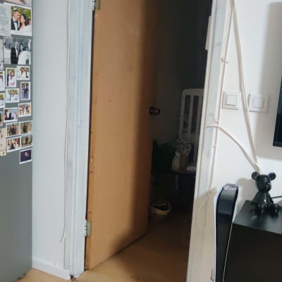 דלת עץ פתוחה עם ידית מתכת