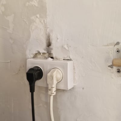 שקע חשמל עם תקעים מחוברים לקיר