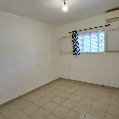 חדר ריק עם קירות צבועים בלבן