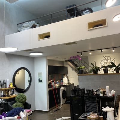 חדר עם כלים וחומרים לשיפוץ, מטאטא על הרצפה