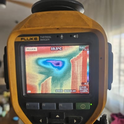 מד חום תרמי מציג תמונת חום צבעונית