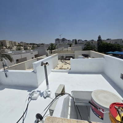 גג אטום עם דליים וחומרי איטום