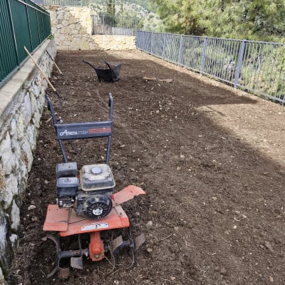 מכונת עיבוד אדמה, מריצה וכלי גינון על אדמה