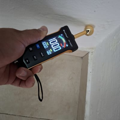 מד לחות נוגע בקיר לבדיקת רטיבות