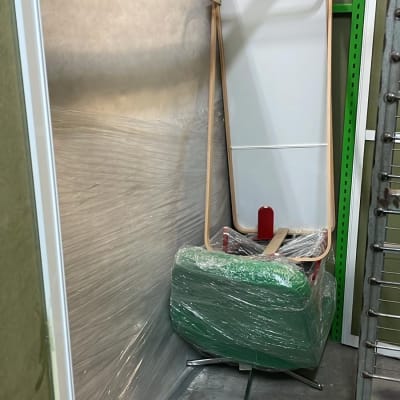 רהיטים עטופים בניילון במחסן, קשור להובלות