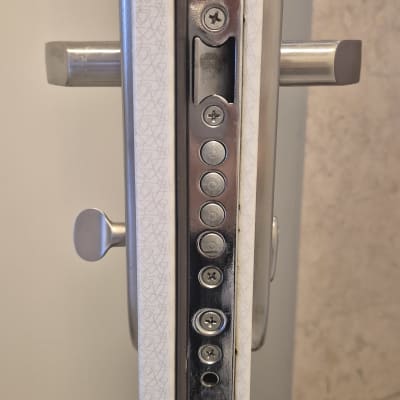 מנעול דלת עם בריחים ומנגנון נעילה