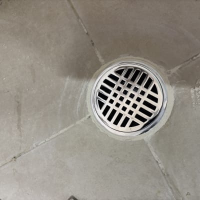 ניקוז מים ברצפת חדר אמבטיה