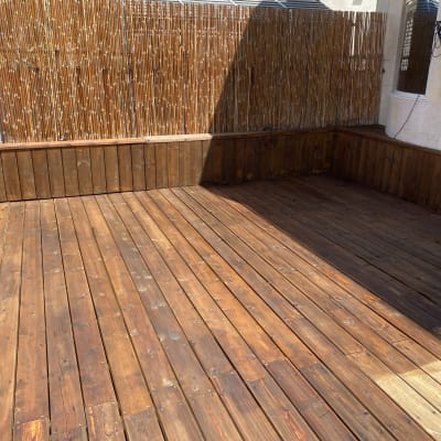 דק עץ חום עם גדר במבוק מסביב