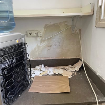 קיר מתקלף עם טיח מתפורר על השיש