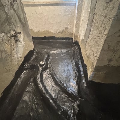 איטום קירות ורצפה בחדר שיפוצים