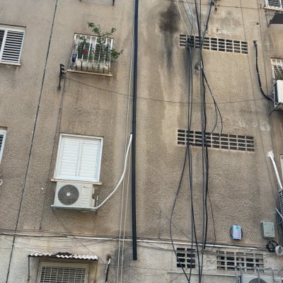 אדם על גג עם צינור לבן, חיבור צינורות