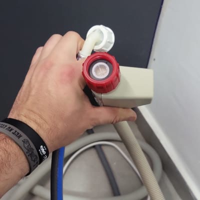 יד מחזיקה צינור עם שסתום אדום