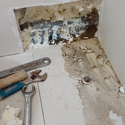 כלים לתיקון צנרת עם קיר פתוח ונזילה