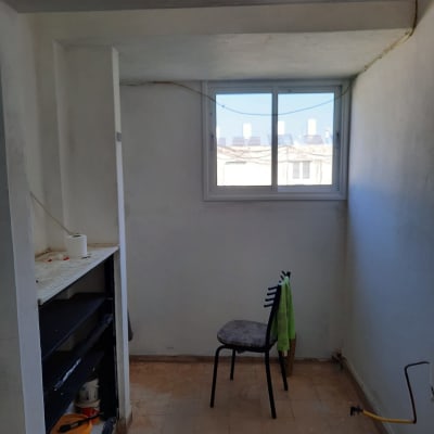 חלון אלומיניום עם מסגרת לבנה בחדר ריק