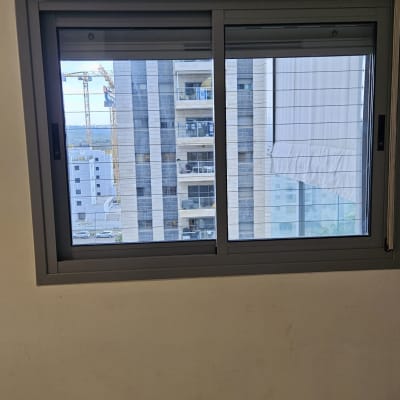 חלון אלומיניום עם מסגרת אפורה