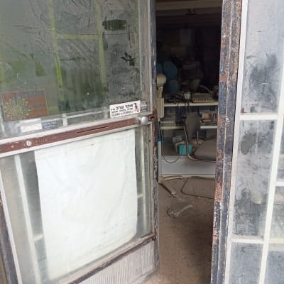 חנות מנעולן עם כלים ומוצרים על מדפים