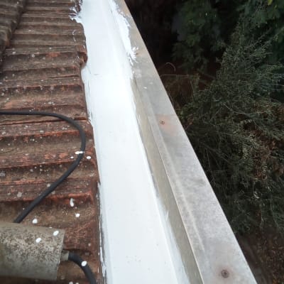 איטום ותיקון מרזב פנימי בגג רעפים בחומר איטום לבן