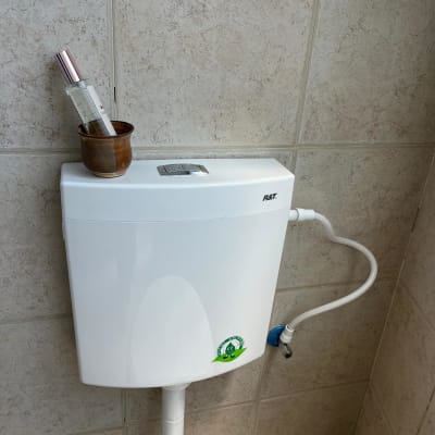 מיכל הדחה עם צינור וחיבורי אינסטלציה