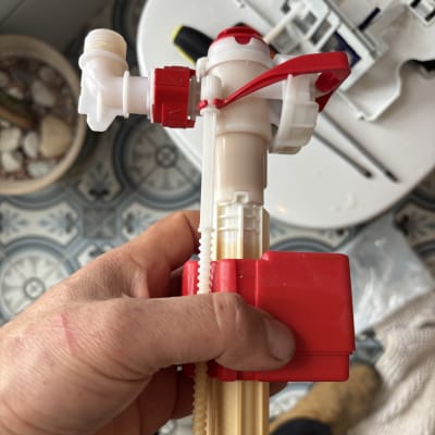 חלק פלסטיק אדום ולבן לתיקון אסלה