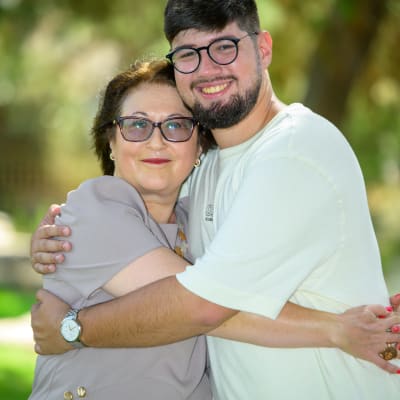 שני אנשים מחובקים עם רקע מטושטש