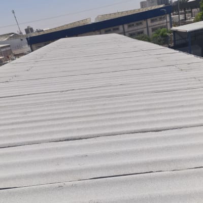 גג מתכת אטום בחומר איטום לבן