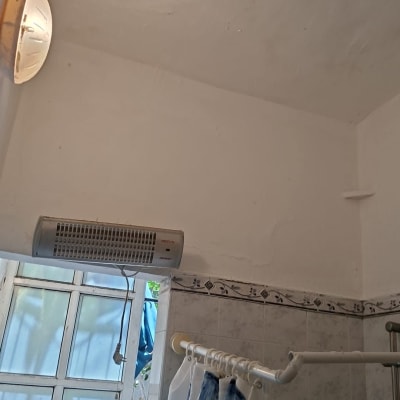 חדר אמבטיה עם חלון ומקלחת