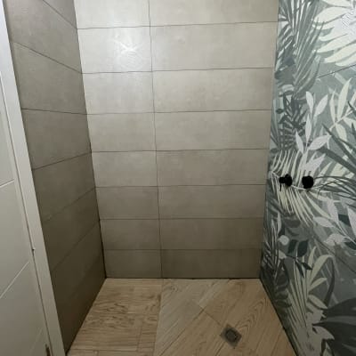 קיר אריחים ורצפה עם ניקוז