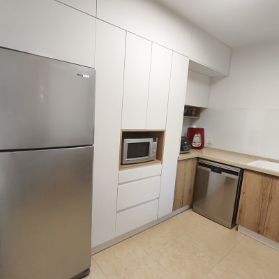 מטבח מודרני עם מקרר, מיקרוגל, מדיח וכיור