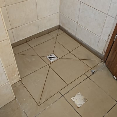 ריצוף חדש עם ניקוז במקלחת