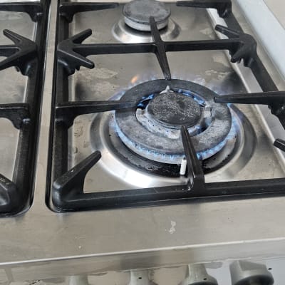 כיריים גז עם להבה כחולה דולקת