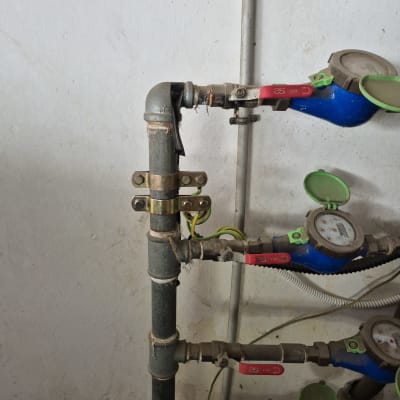 צינורות מתכת עם חוטי חשמל מחוברים