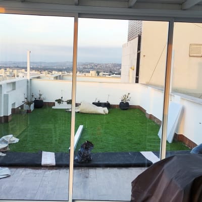 חלונות אלומיניום גדולים עם מסגרת לבנה