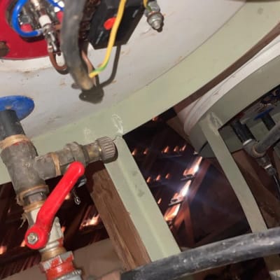 חוטי חשמל מחוברים למכשיר עם ברגים