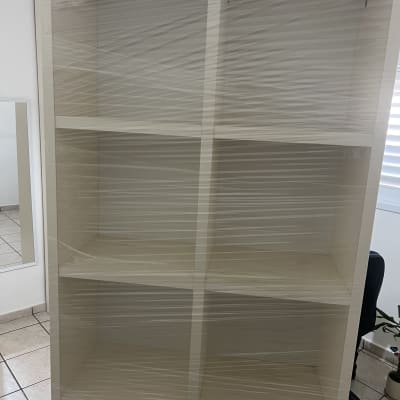 ארון עטוף בניילון מוכן להובלה