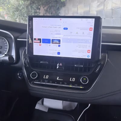 מסך רכב עם מערכת ניווט ותצוגה